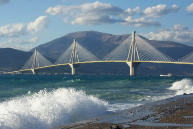 Puente sobre el estrecho de Corinto entre Rion y Antirion